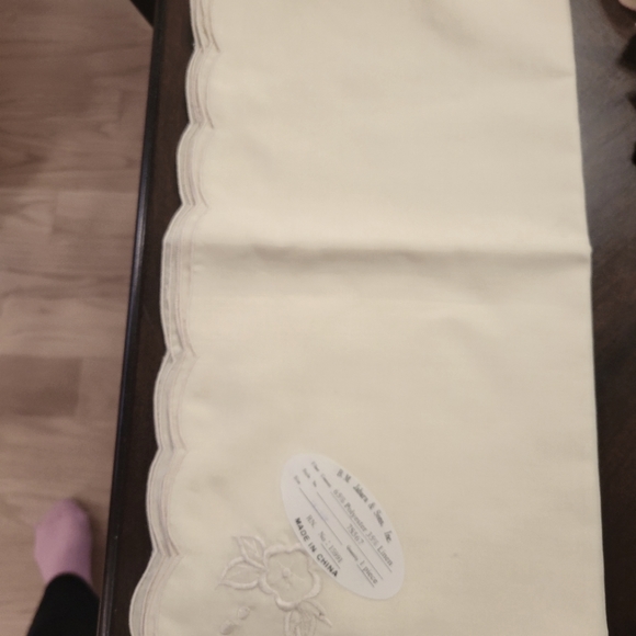 NWT tablecloth and napkin set - Picture 3 of 7